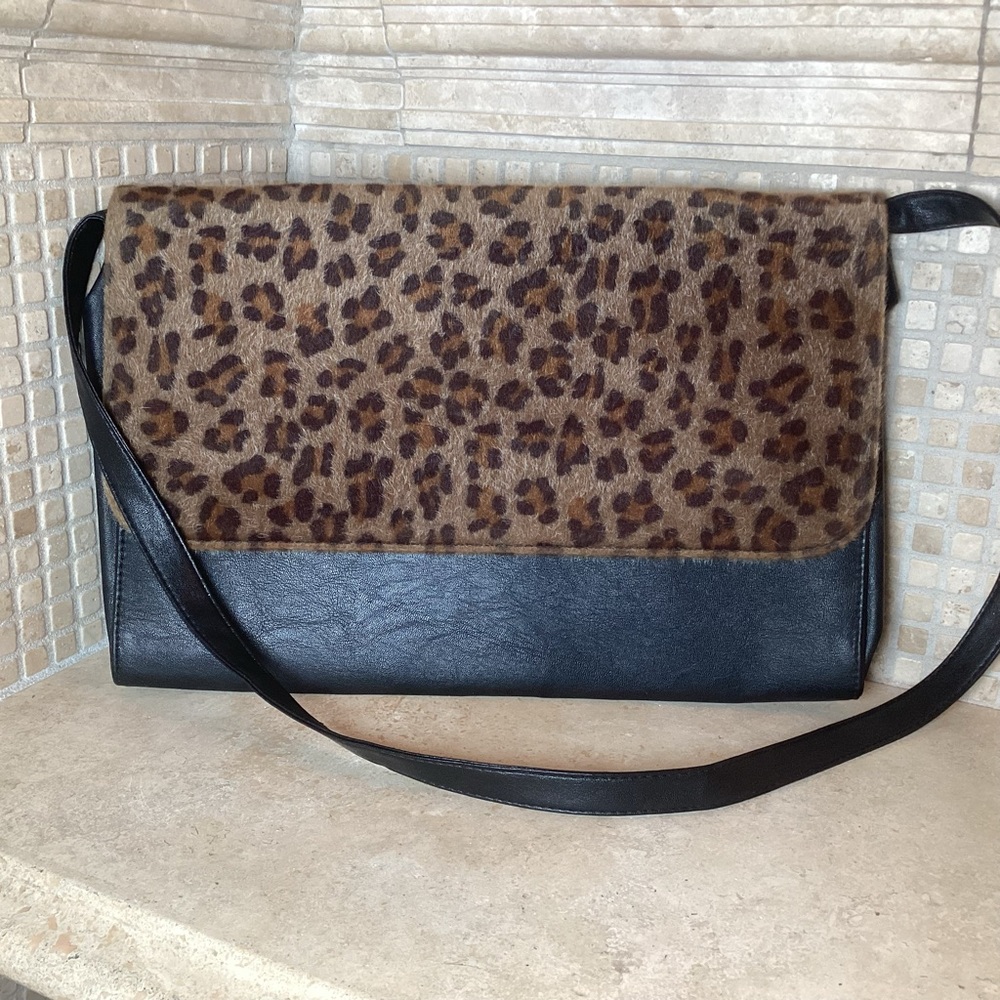 LAPTOPS/IPADS/LEGAL DOCUMENTS THIN SHOULDER BAG 15” x 10” BlK/LEOPARD PRINT